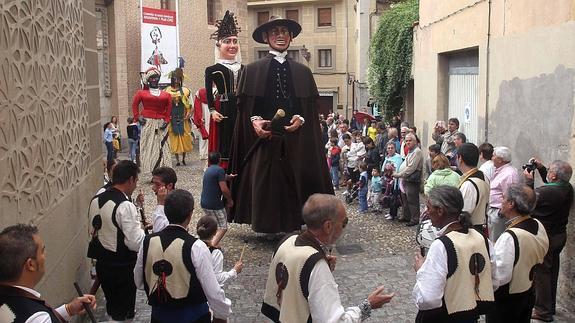 La Comparsa De Gigantes Y Cabezudos Vuelve A Animar Las Calles El